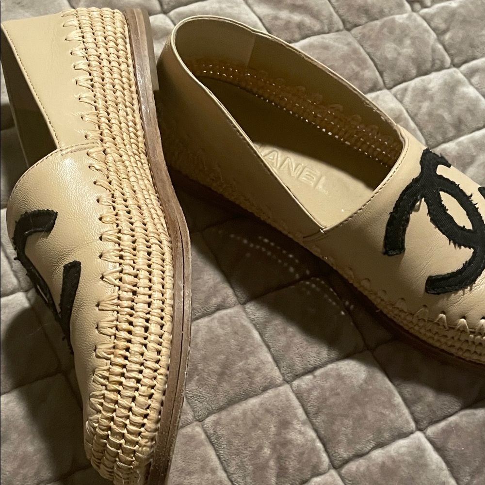 CHANEL Cream Espadrilles with Black Emblem - Picture 6 of 11